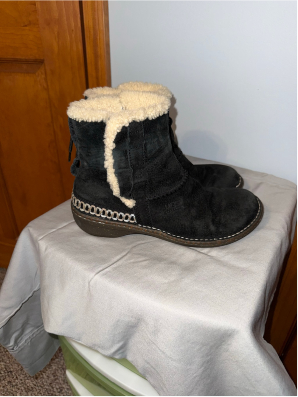 Women's UGG Cove Black & Beige Suede Ankle Boots, Size 9